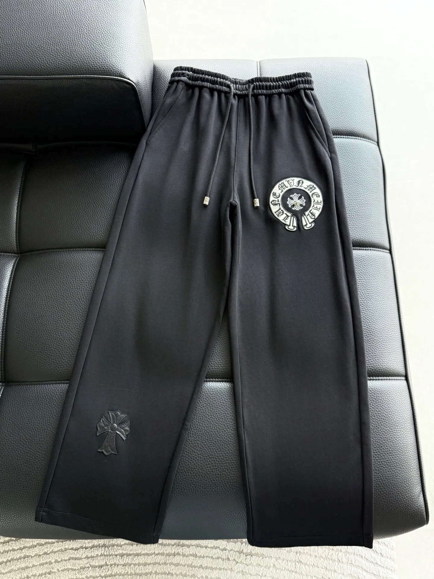 P486 ChromeHearts ChromeHearts terry trousers, pursuit of quality and absolute guarantee of quality! The texture is clearly visible, the texture is soft, delicate and smooth, and the customized three-dimensional embroidery and leather craftsmanship are full of drape! The workmanship is fine and the shoulder lines are smooth. All imported chain machines are used to make the shoulder rolling strips. It has a certain thickness and is not made of cheap material but has a shiny feel that is comfortable and not tight on the upper body. It is the most avant-garde street item that can be easily matched by both men and women!  Color: black white Size: m-3xl Style number: 3750